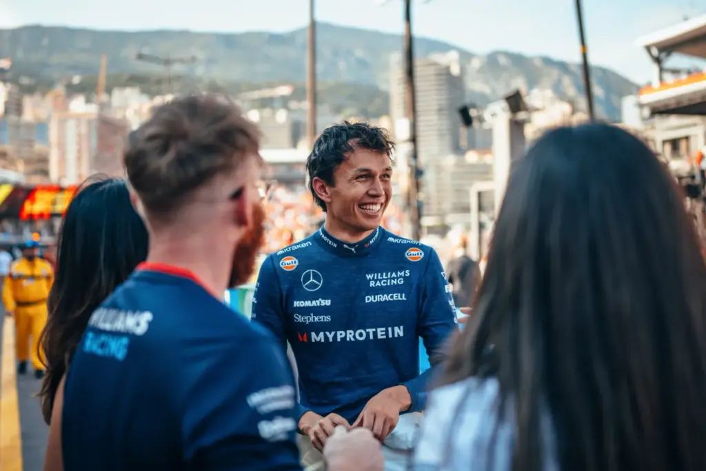 Il simpatico accostamento riportato da Alex Albon, pilota di F1, allo stile di guida di Max Verstappen