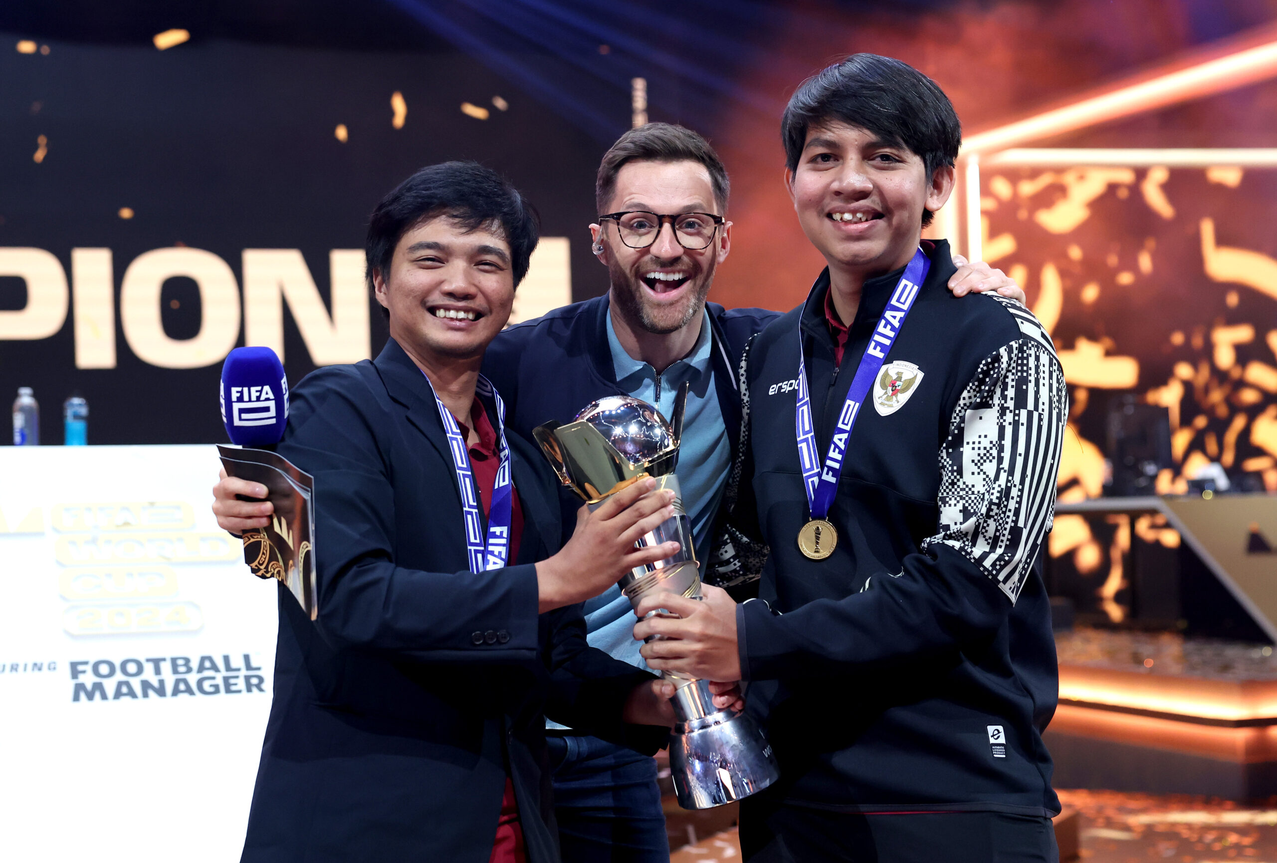 Ichsan Miracle Taufiq con il vice allenatore Manar Hidayat dall'Indonesia hanno vinto la prima assoluta della FIFAe World Cup su Football Manager